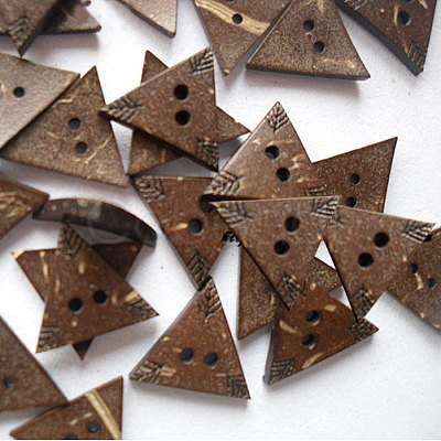 Carved 2-hole Basic Sewing Button in Triangle Shape NNA0Z18-1